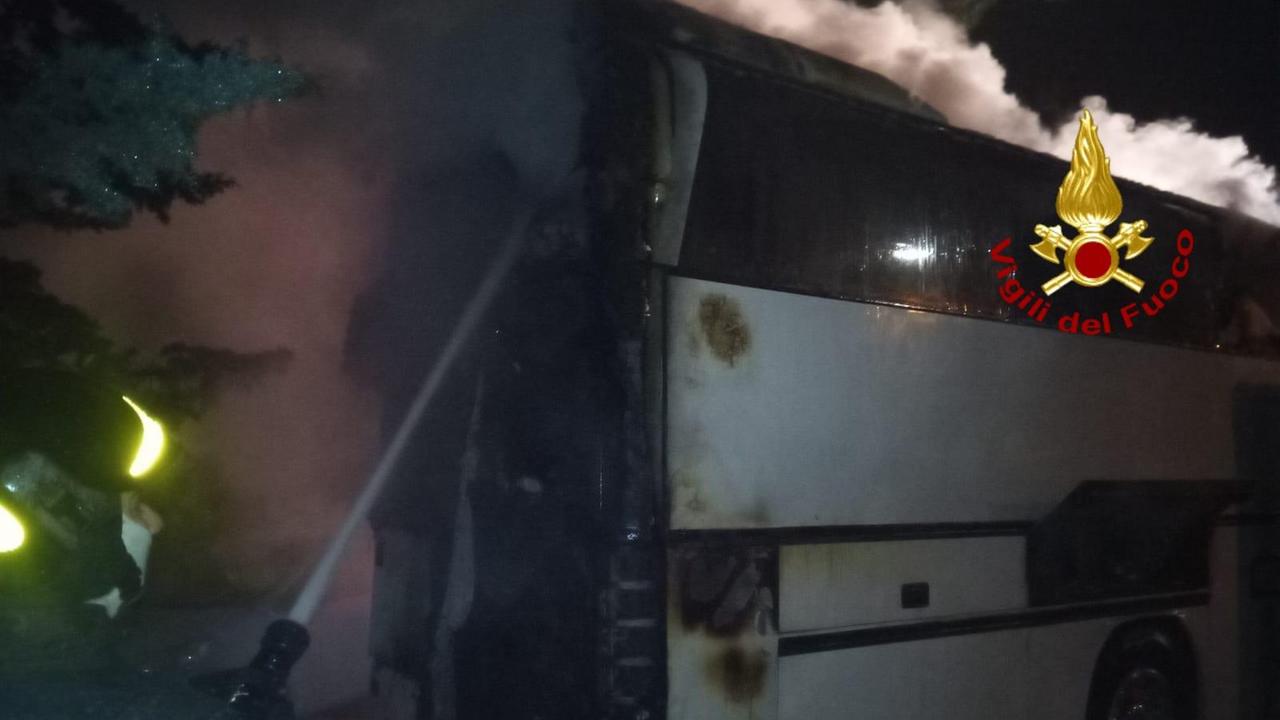 Nella foto dei vigili del fuoco l'autobus in fiamme nella parte posteriore