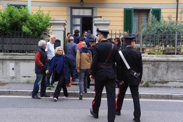 Una folla davanti all'abitazione terratetto della famiglia Felici (foto Sproviero/Batavia)