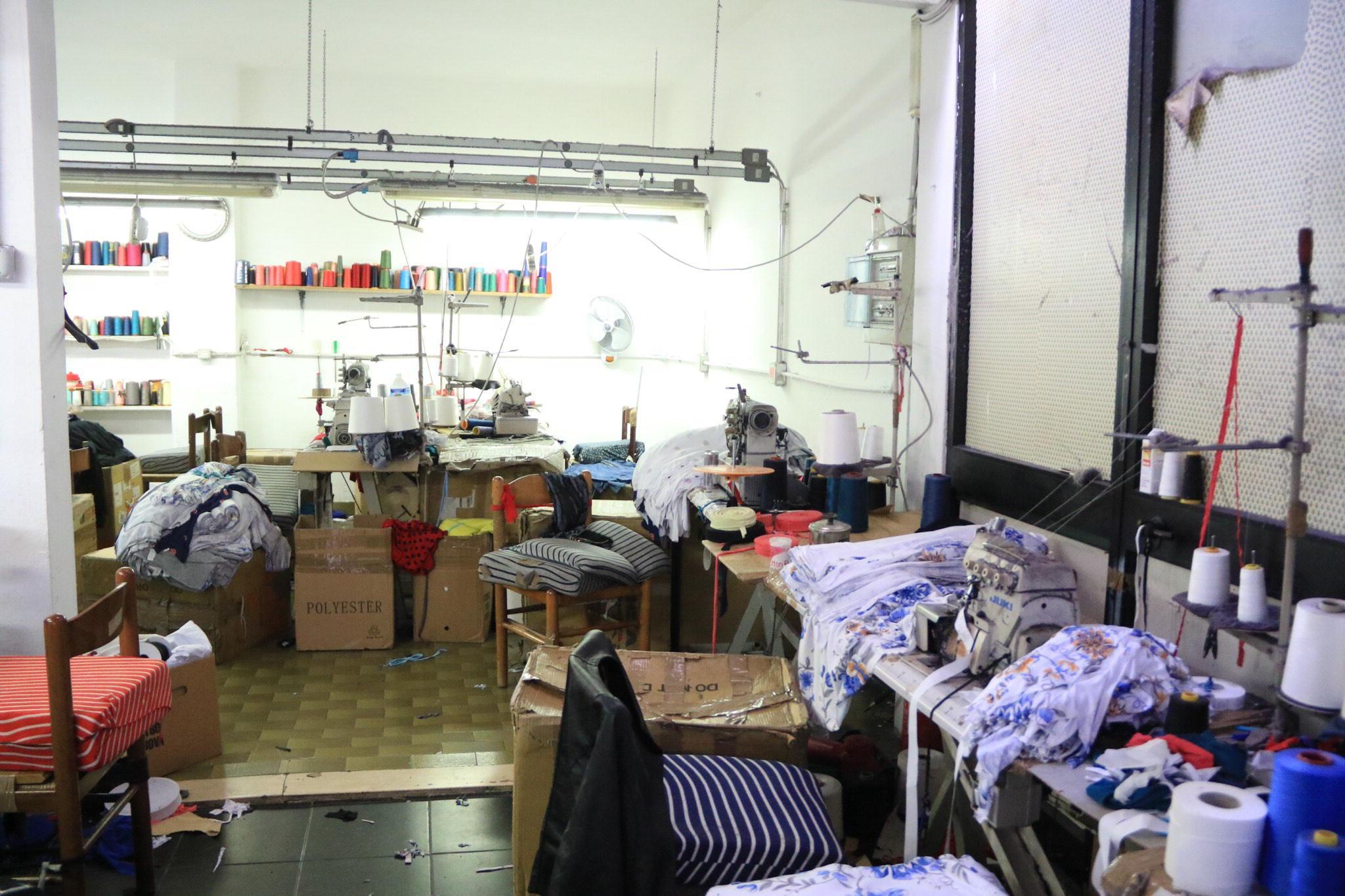 La casa trasformata in fabbrica (foto Sproviero/Batavia)