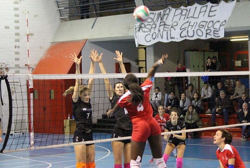 Un'azione di volley femminile nella palestra di San Paolo