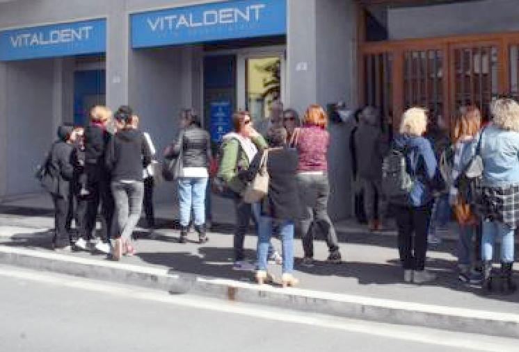 Sopra gli ex lavoratori davanti a Confindustria, sotto davanti allo studio del commissario (foto Bf)