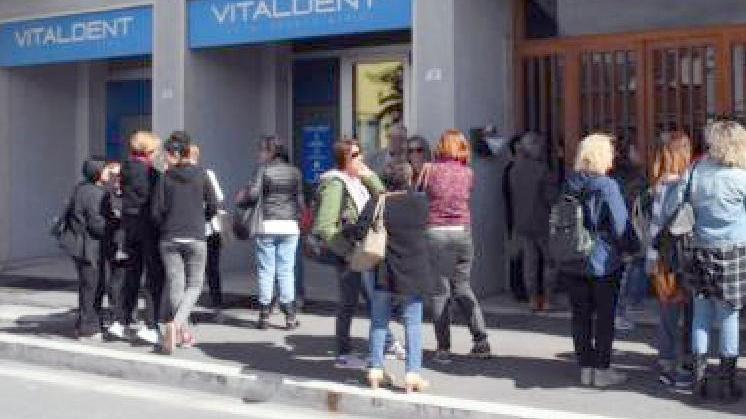Sopra gli ex lavoratori davanti a Confindustria, sotto davanti allo studio del commissario (foto Bf)
