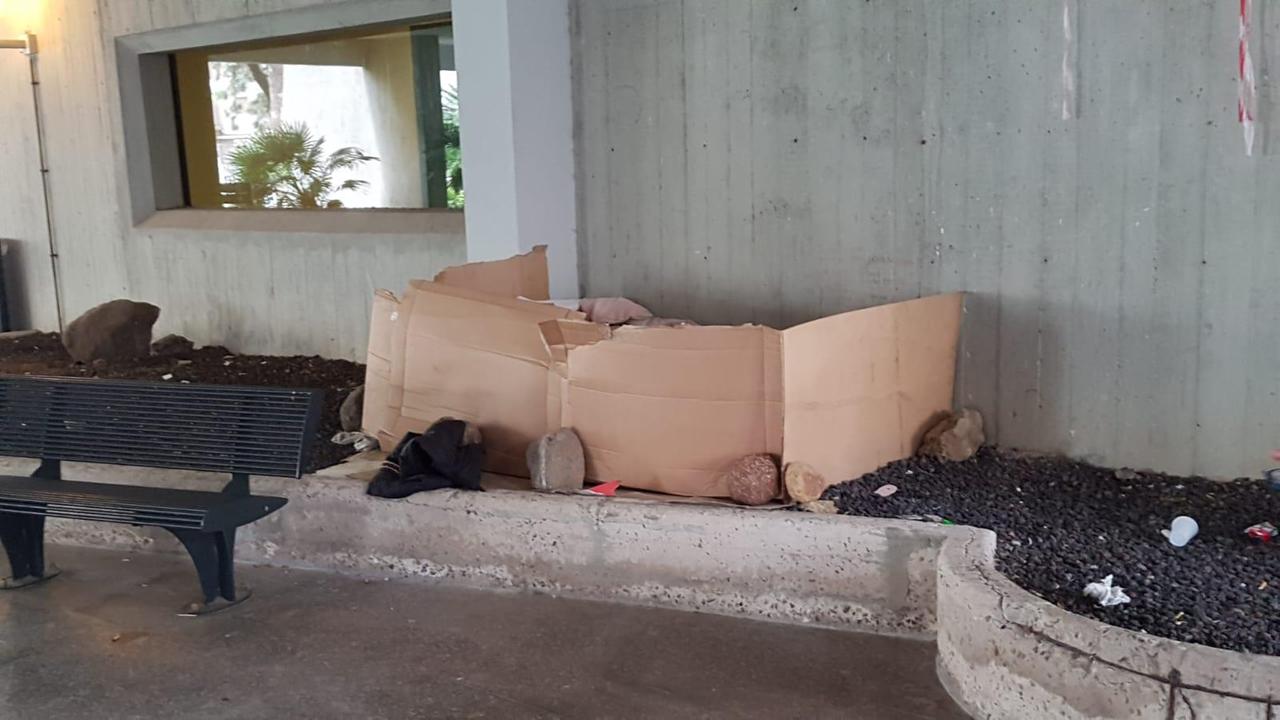 Una baraccopoli sotto la sede generale del Banco di Sardegna, al via gli sgomberi