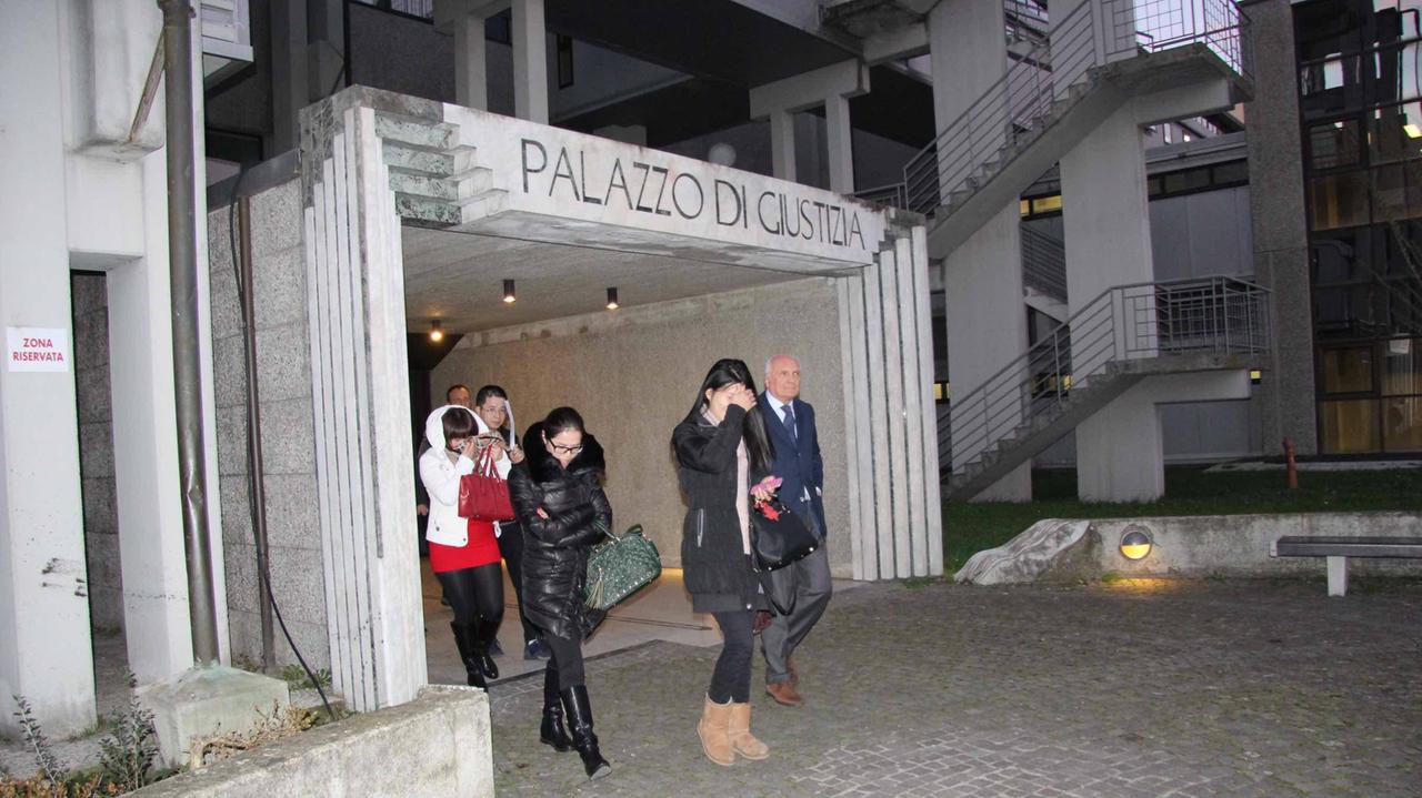 Le sorelle Lin all'uscita dal Tribunale dopo la sentenza di primo grado