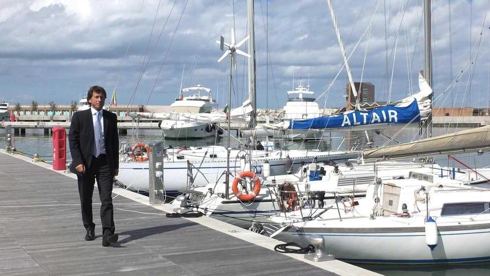 Rischia di annegare nel porto
