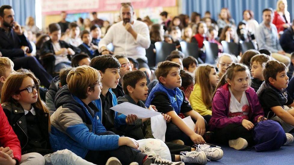 La carica dei 900 piccoli tifosi copre d’entusiasmo gli azzurri