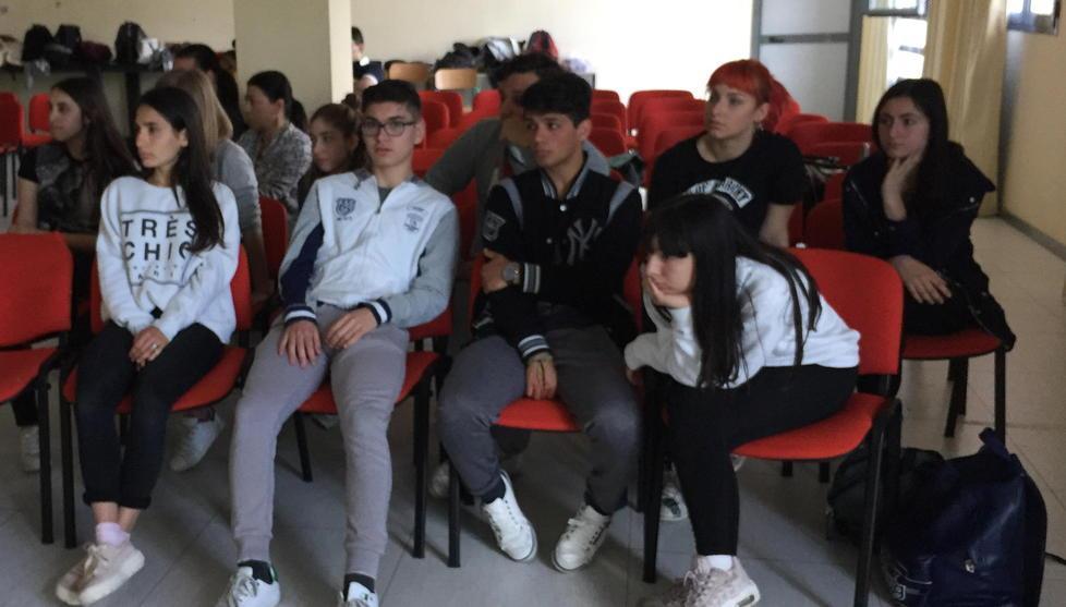 Studenti attori e costumisti nello spettacolo benefico 