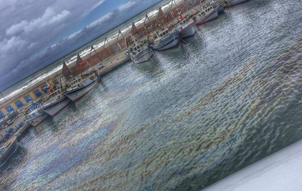 Allarme idrocarburi nell’acqua in Darsena 