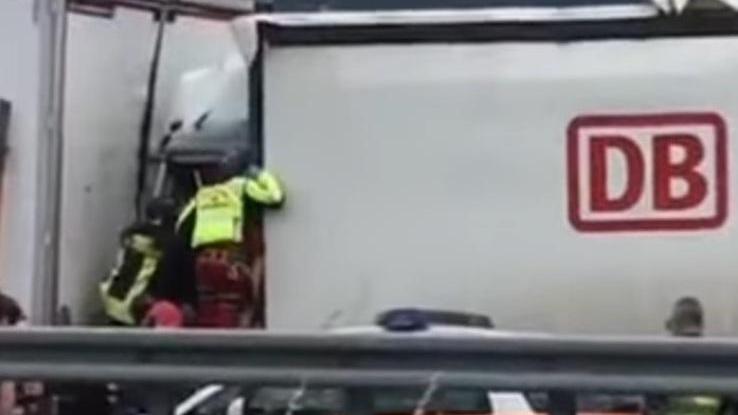Scontro tra due Tir in A12 Un ferito tra le lamiere