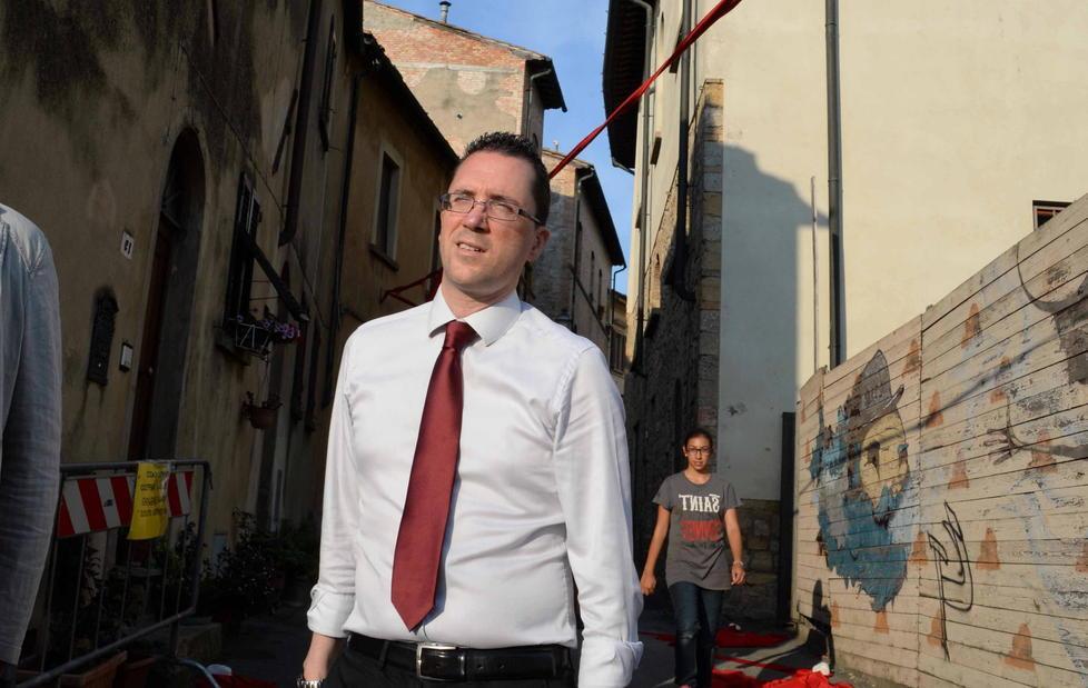 Spilla da balia aperta nella cassetta della posta del sindaco