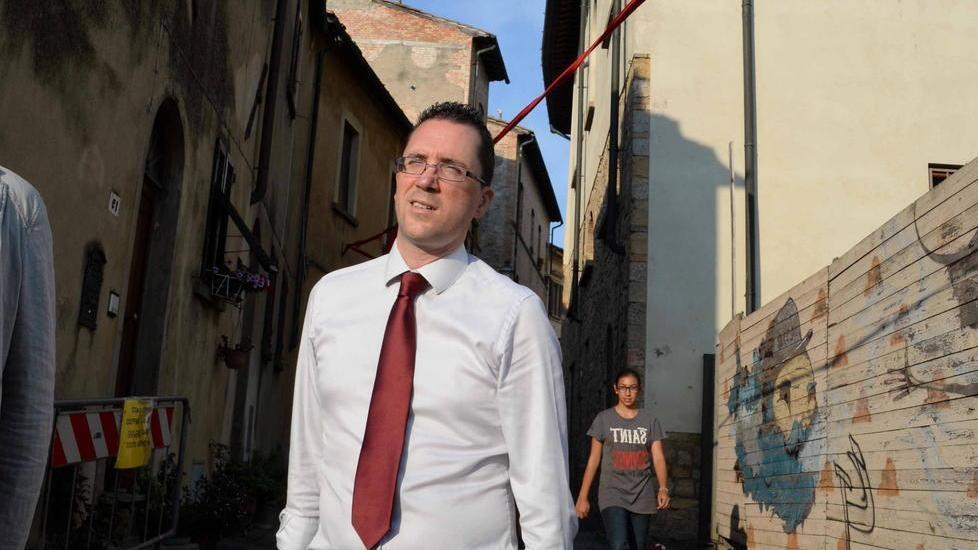 Spilla da balia aperta nella cassetta della posta del sindaco