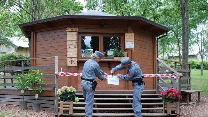 Sequestrate le casette nel bosco