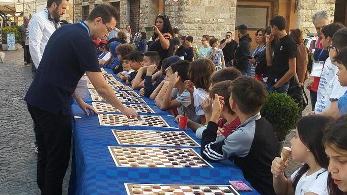Oltre 200 alunni si sono sfidati a dama in piazza