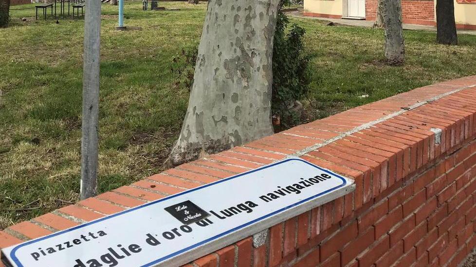 Giù il cartello intitolato ai marinai