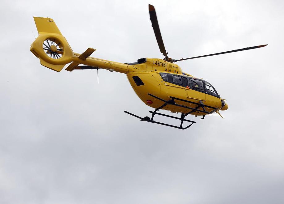 Si ribalta l’auto, donna ricoverata a Pisa