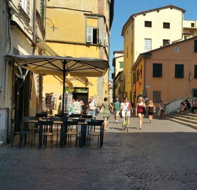 Chiedono la sigaretta e tentano di derubare uno studente di 15 anni 