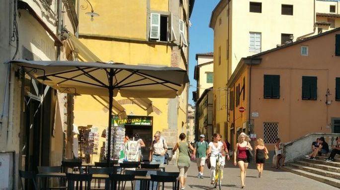 Chiedono la sigaretta e tentano di derubare uno studente di 15 anni