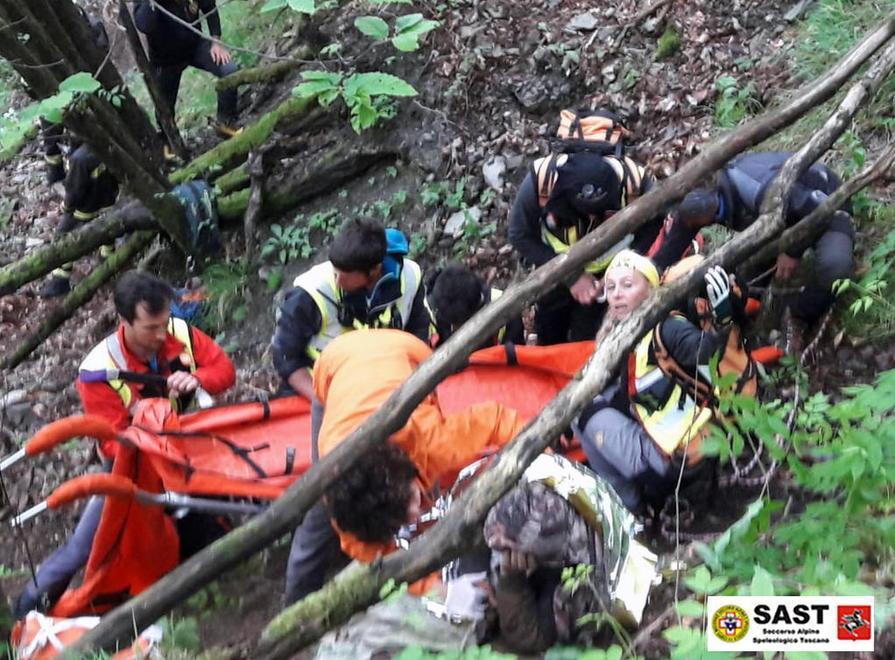 Nel bosco per due notti, poi l’urlo di gioia dei soccorritori: «Eccolo, eccolo, è qua» - Video