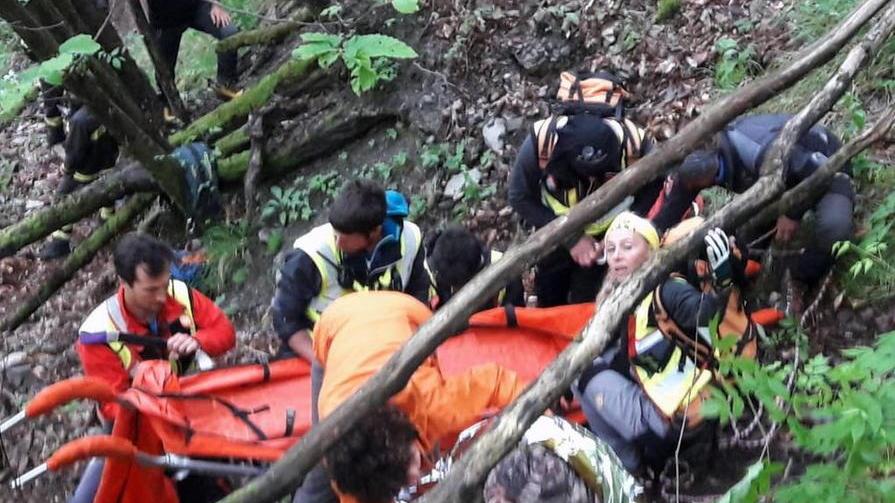 Nel bosco per due notti, poi l’urlo di gioia dei soccorritori: «Eccolo, eccolo, è qua» - Video