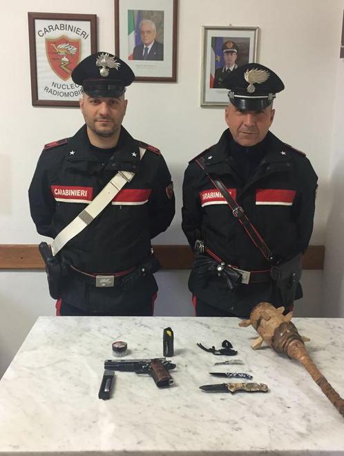 In auto con un arsenale di armi 