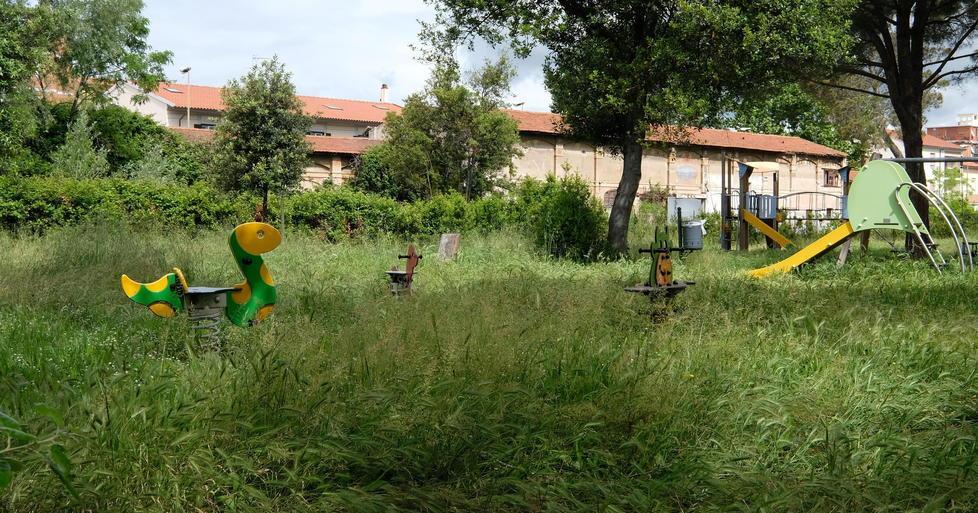 Giochi inghiottiti da erba e sterpaglie