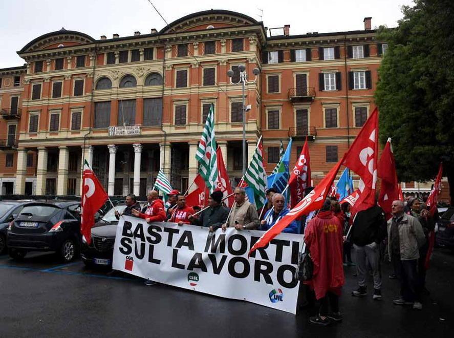 In mille a Carrara sfilano in corteo