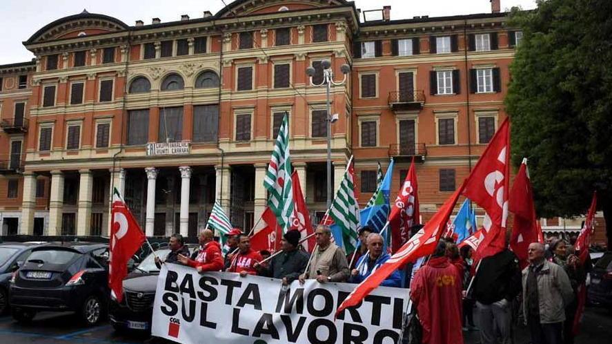 In mille a Carrara sfilano in corteo