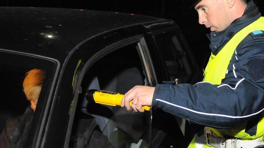 Per sottrarsi all’alcoltest scende dall’auto e poi la spinge