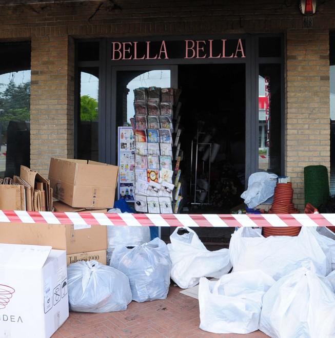 Rogo devasta un negozio Evacuate 14 famiglie 