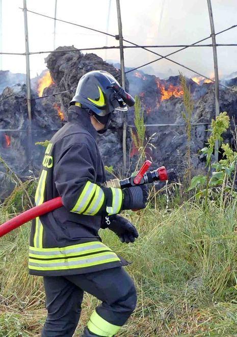 Paura e danni a Gaibanella Paglia in fiamme per ore 