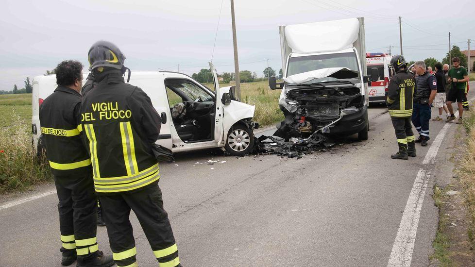 Incastrato dentro il furgone dopo uno scontro frontale