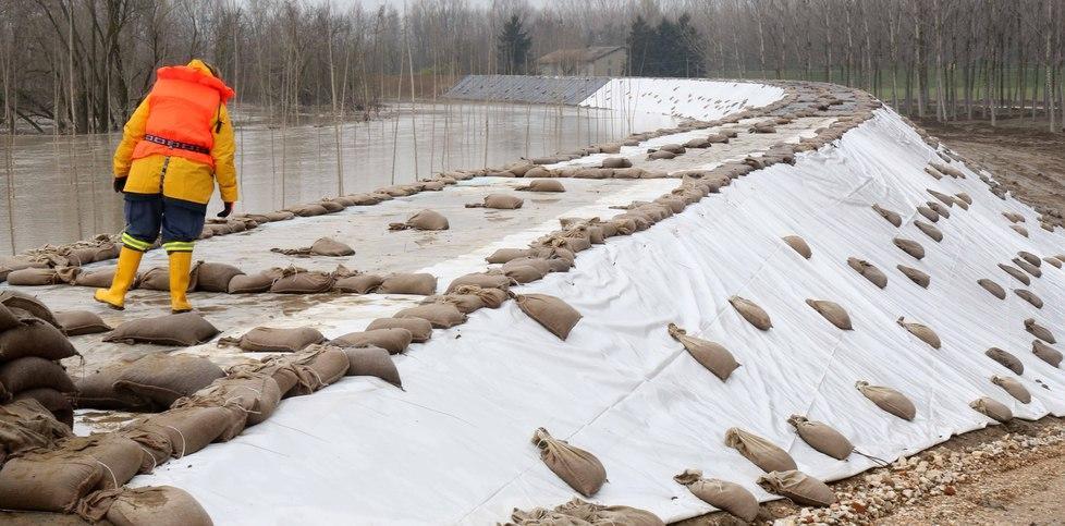 Lavori post-alluvione viene ripulito l’alveo e seminato l’argine 