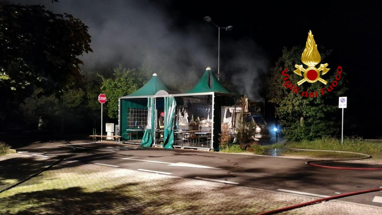 Il chiosco distrutto dall'incendio all'ingresso delle Cascine di Tavola