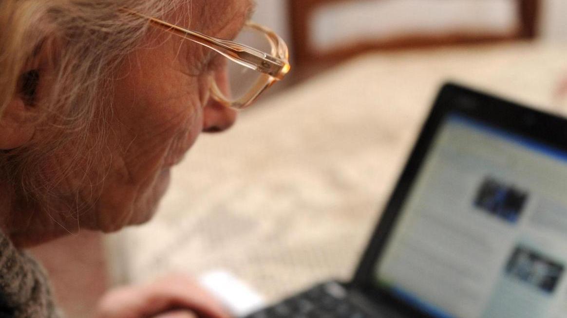 Poco feeling col web i sardi preferiscono ancora fare la fila