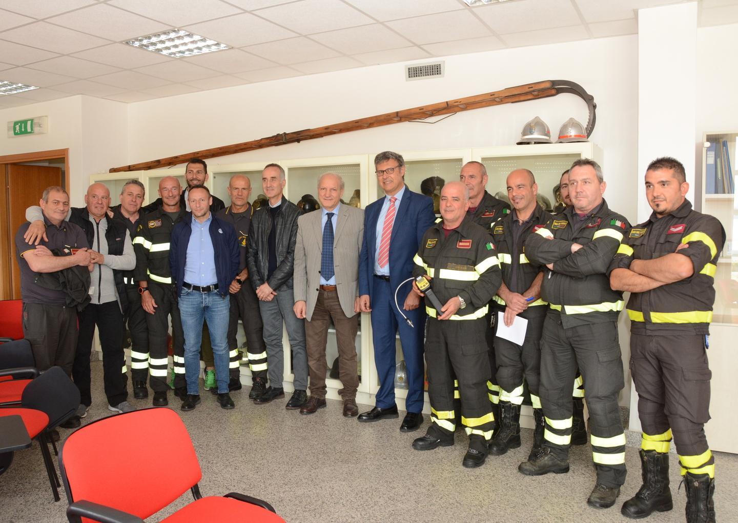 La Liquigas dona un cercafughe elettronico ai vigili del fuoco