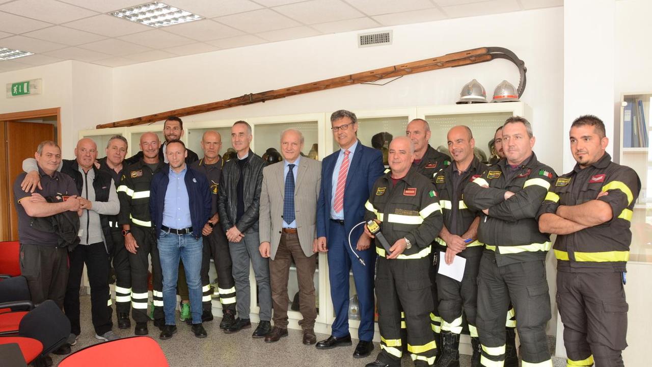 La Liquigas dona un cercafughe elettronico ai vigili del fuoco