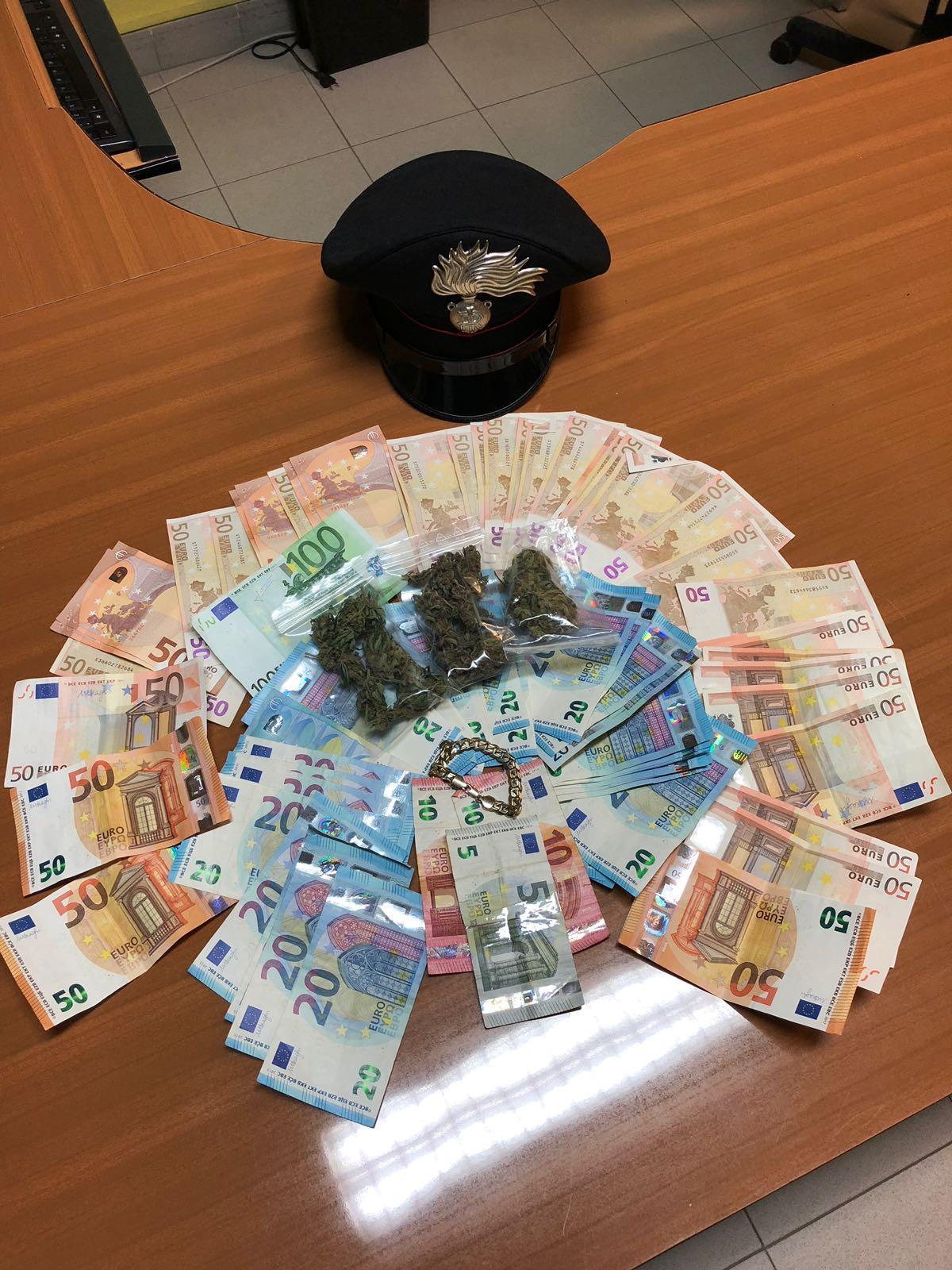 Lo fermano per un controllo e sentono l'odore della marijuana nascosta: arrestato