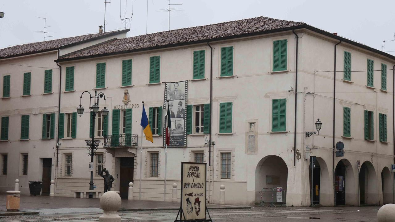 Il Comune di Brescello con davanti la statua di Peppone