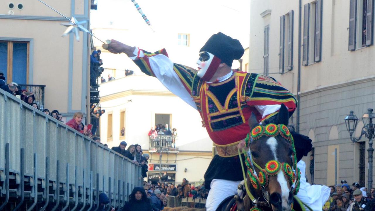 Sartiglia, i cavalieri partecipano a un'antica giostra perciò addio al Coni
