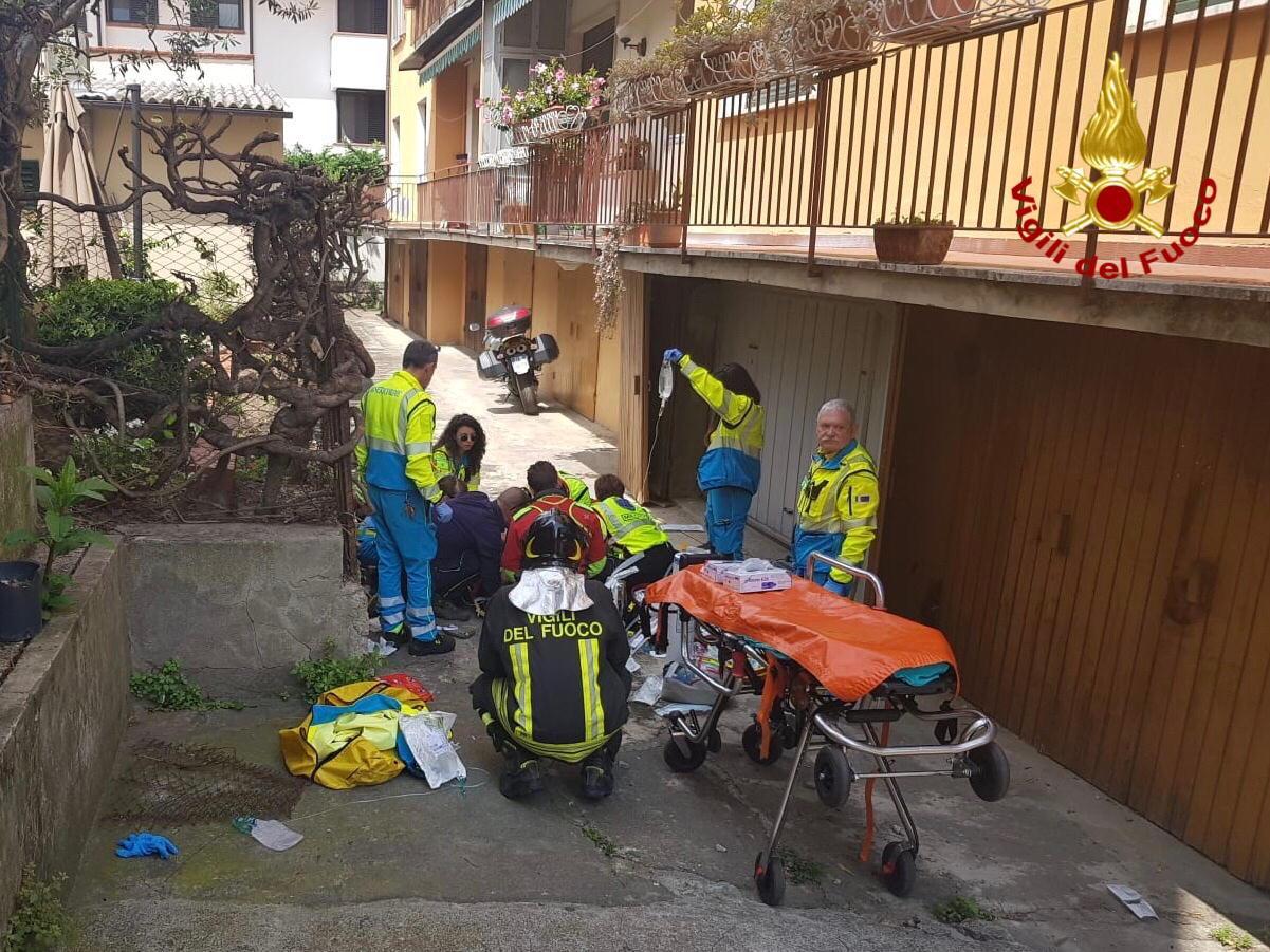 I tentativi di rianimazione del personale sanitario (Foto Vigili del Fuoco)