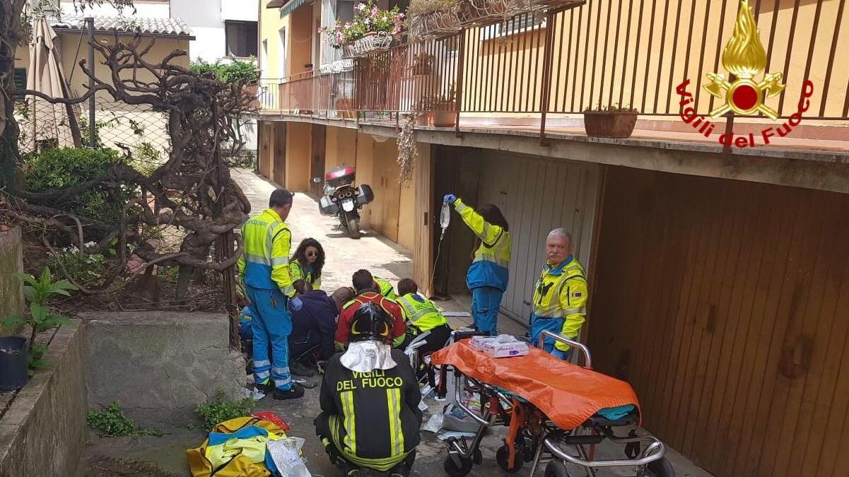 I tentativi di rianimazione del personale sanitario (Foto Vigili del Fuoco)