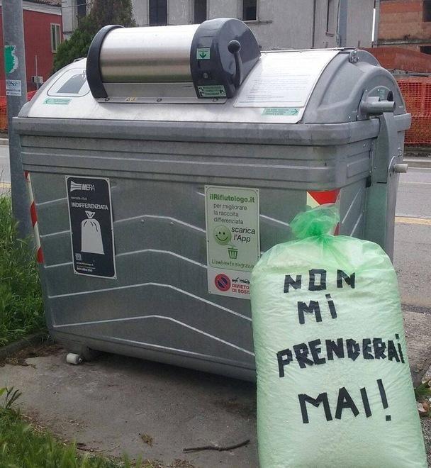 Giro di vite sui rifiuti. Ispezioni nei sacchetti e multe da 104 euro 
