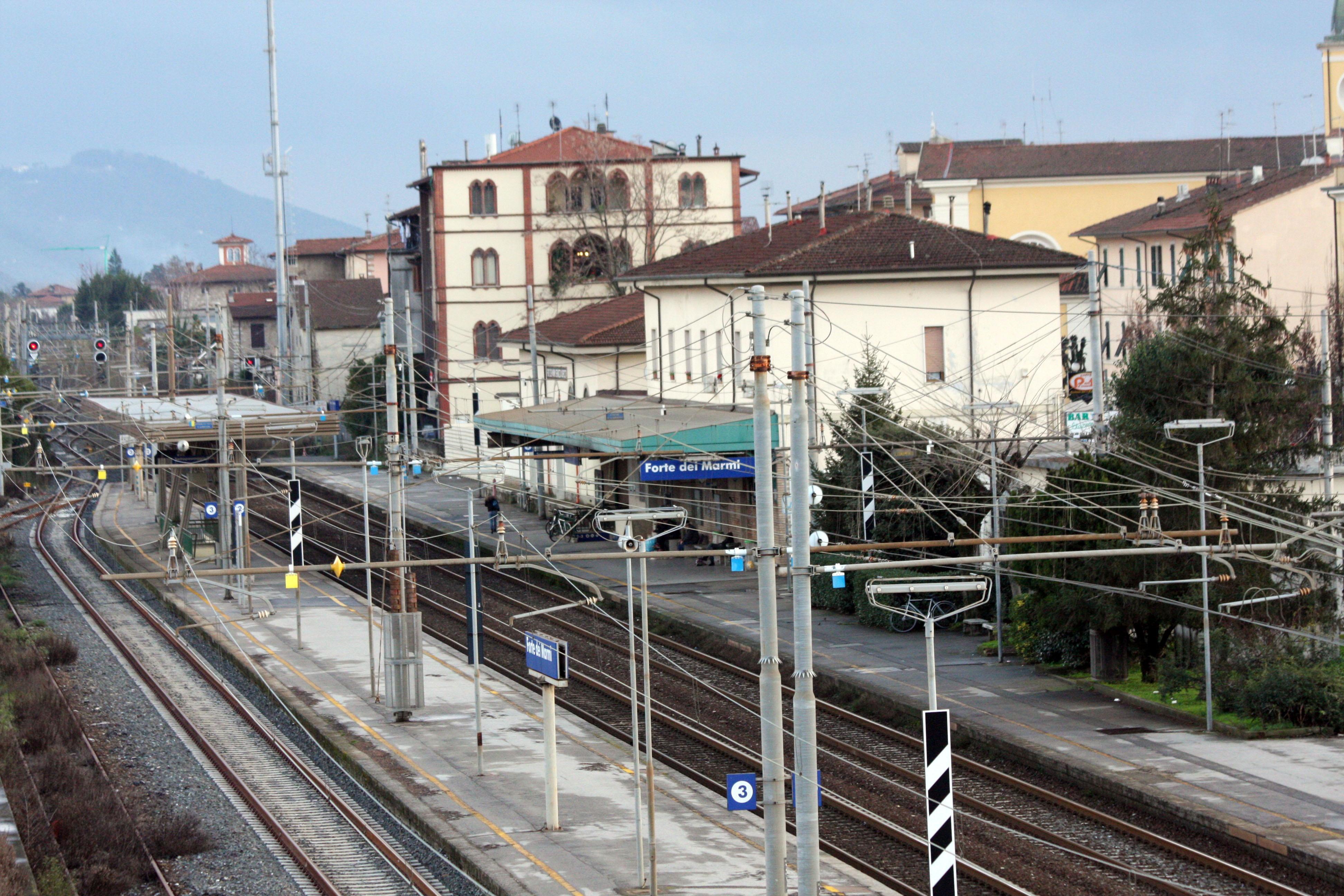 Si butta sotto un treno, linea ferroviaria interrotta