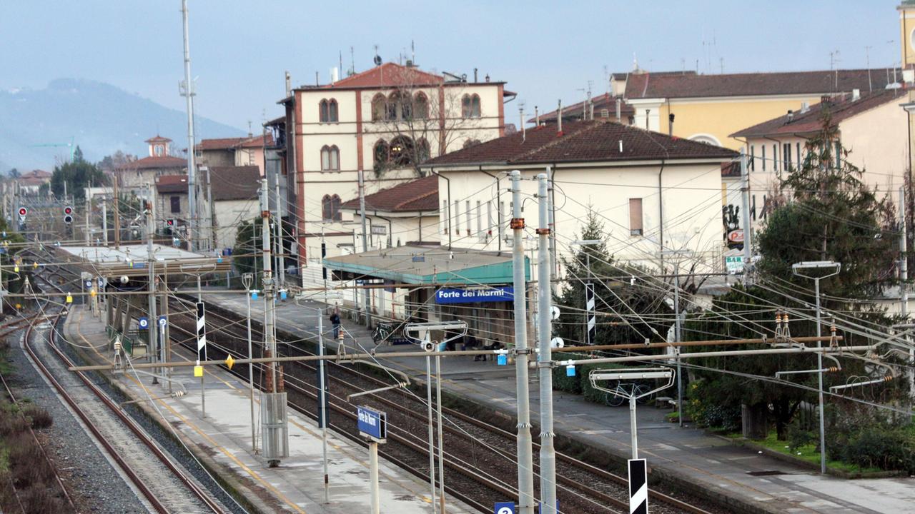 Si butta sotto un treno, linea ferroviaria interrotta