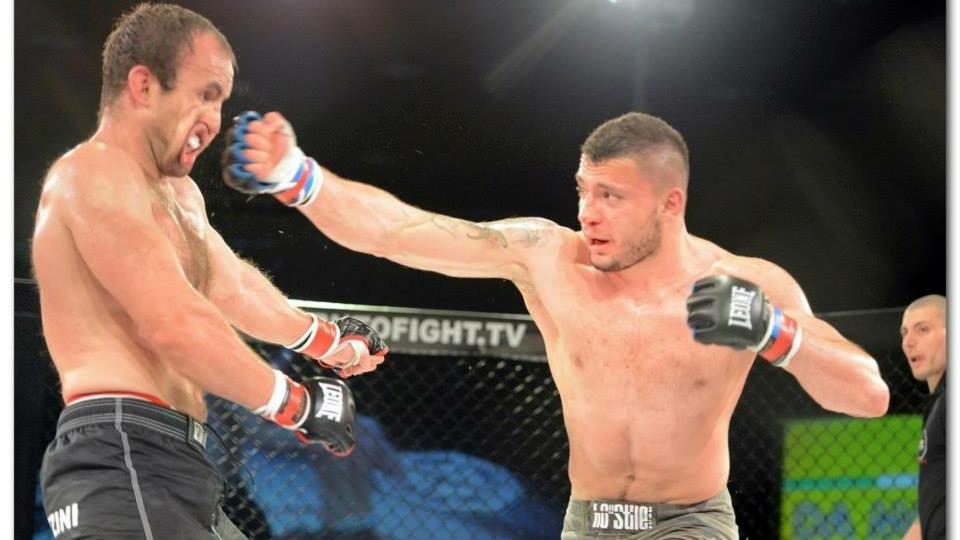 Marvin Ademaj mentre sferra un pugno a un avversario sul ring