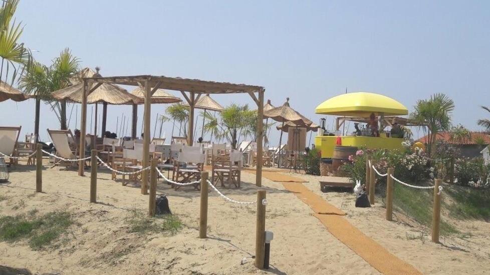 Rissa tra ragazzi in spiaggia dopo la serata in discoteca