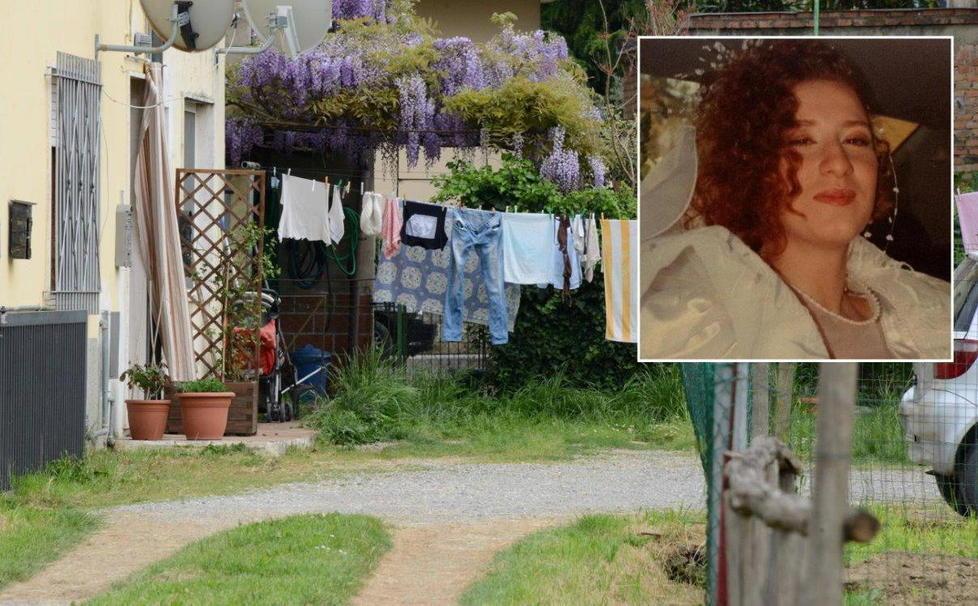 Il cortile dell’abitazione dove avvenne la tragedia e nel riquadro la vittima, Mara Catani Nieri