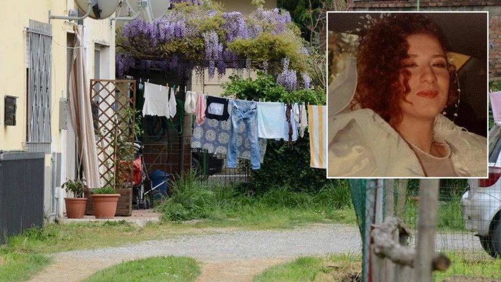 Il cortile dell’abitazione dove avvenne la tragedia e nel riquadro la vittima, Mara Catani Nieri