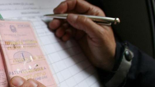 Guida senza patente un mezzo rubato È recidivo, denunciato trentenne