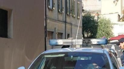 Pontedera-Arezzo per aggredire la compagna: arrestato
